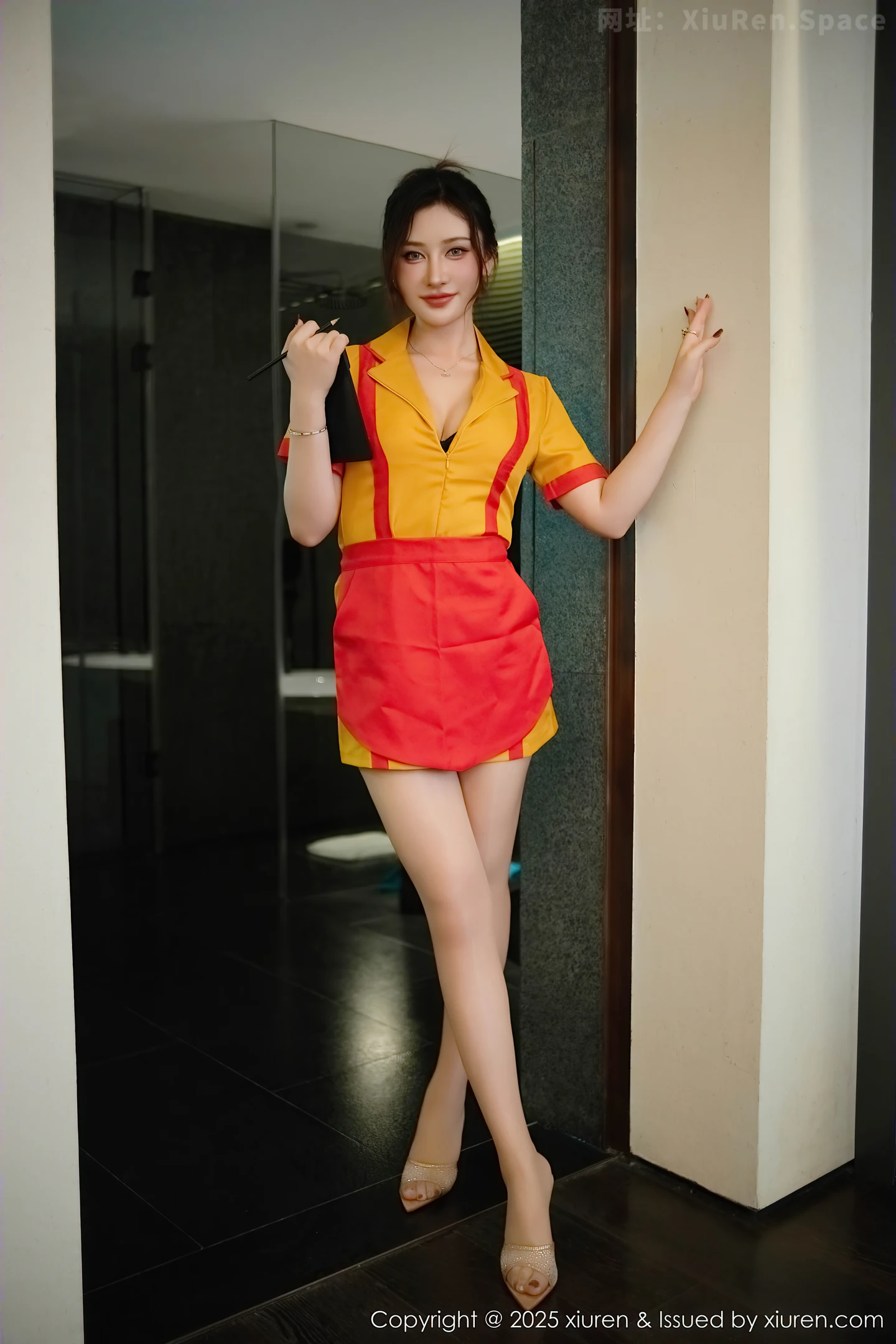 图片[4]-[XiuRen秀人网] VOL.9695 模特蕾蕾醒了没性感黄色厨娘服饰露深色内衣秀丰腴身材诱惑写真42P-秀人网官方网站